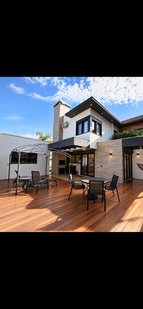 Fachada e espaço gourmet com deck da casa em Ivoti