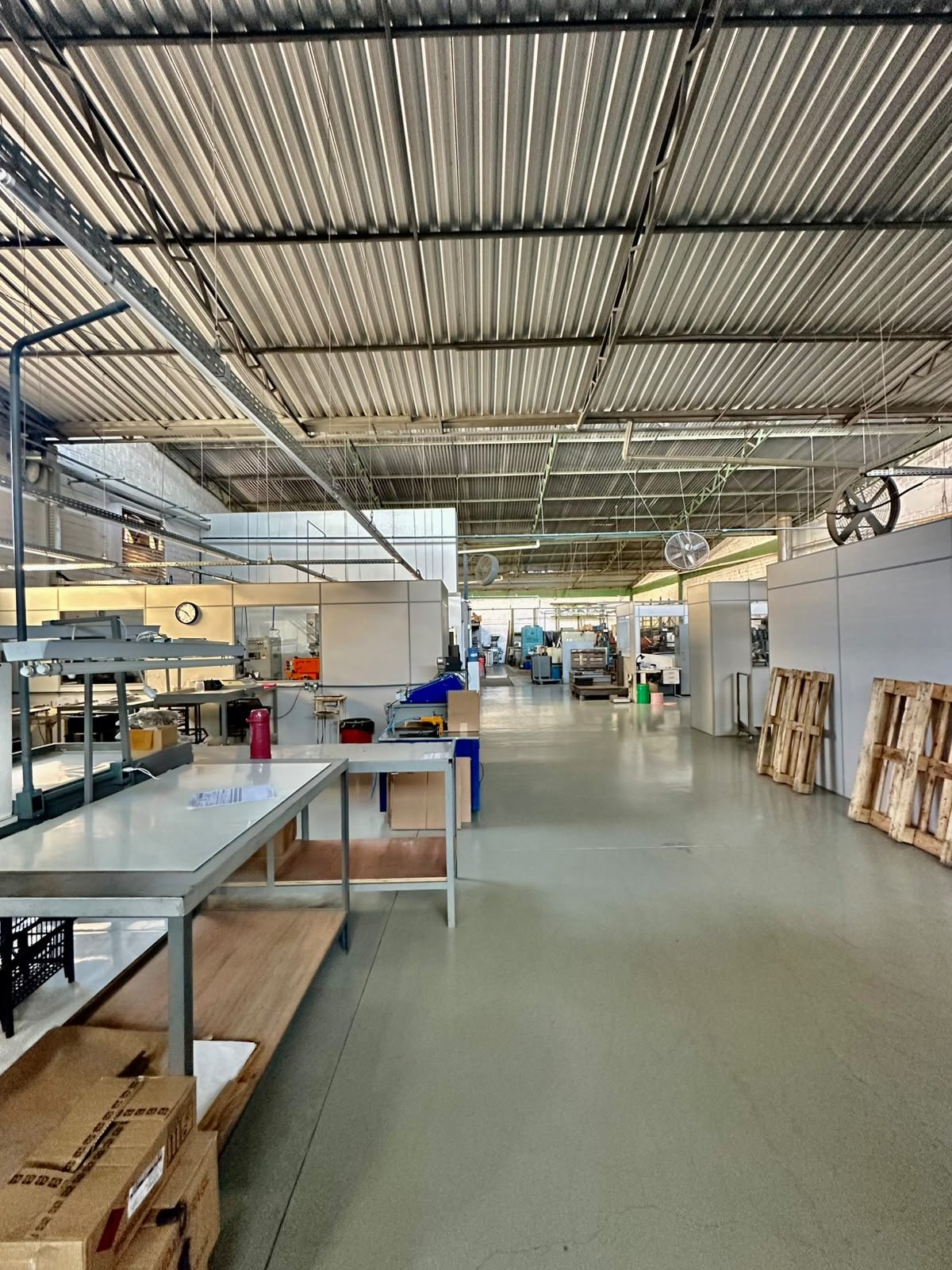 Área produtiva com cobertura metálica do pavilhão em Estância Velha