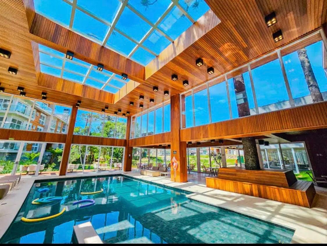 Piscina térmica coberta com teto de vidro do Residencial Vêneto em Gramado